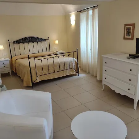 לינה וארוחת בוקר L'antico Borgo 4*